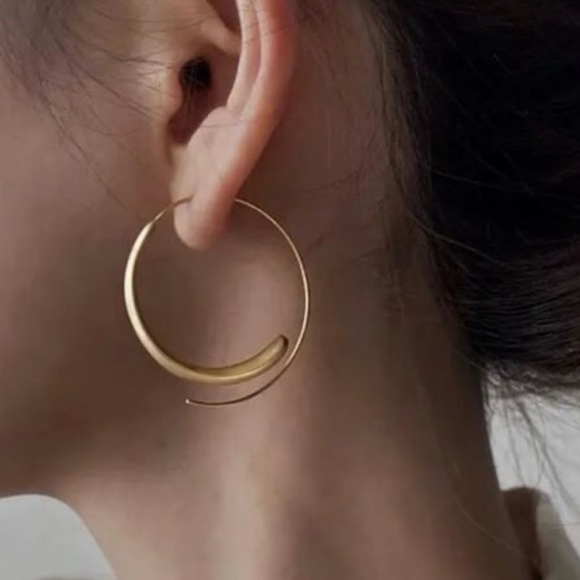 Modest Lu Jewelry - Gold Twist Hoop Earring Retro Vintage Style 

Brand New